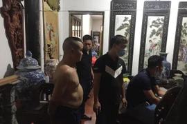 Hàng trăm cổ vật trộm cắp được ngụy trang trong căn nhà buôn gỗ cũ