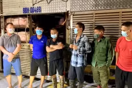 Nhét người vào xe chở lợn để qua chốt kiểm dịch Covid -19
