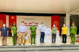 Tặng hàng trăm suất quà cho các hộ dân nghèo nơi vùng dịch Covid-19