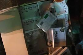 Kiểm soát dịch Covid-19, phát hiện lái xe ô tô vận chuyển hàng trăm hộp thuốc không rõ nguồn gốc 