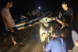 Truy tìm, trục vớt xe máy tại bến phà trong vụ cướp manh động 