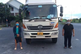 Phạt 15 triệu đồng đối tượng trùm chăn trốn trong ca bin xe "luồng xanh" để thông chốt