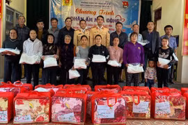 “Chăn ấm mùa đông” tặng các làng chài trên sông Hồng 