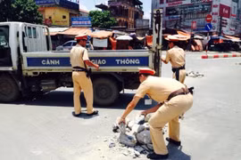 CSGT kịp thời giải tỏa đá núi choán đường