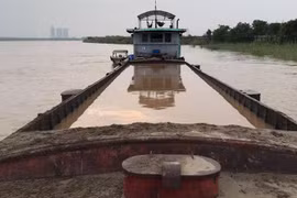 Khai thác trái phép trên sông, 'cát tặc' chống đối không ký vào biên bản vi phạm