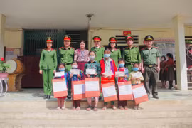 Trao tặng "tri thức cho em" tới học sinh vùng cao Hà Giang