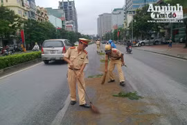 CSGT quét dọn "tử thần" trên đường Nguyễn Văn Cừ