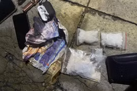 Nhét cả đống ma tuý vào hộp cơm vờ đi cứu trợ để thông chốt kiểm dịch nhưng không thoát