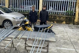 Bắt 2 nam thanh niên mang dao kiếm trên đường, CSGT phát hiện cả "kho" vũ khí thô sơ