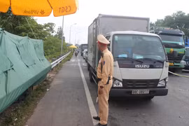 Video: Các lái xe quét mã QR Code phòng chống dịch, ùn tắc tại 23 chốt kiểm soát Covid-19