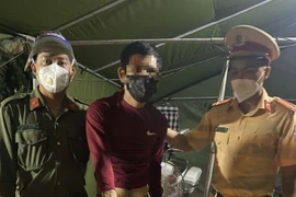 Giấu ma túy đá trong túi quần đi qua chốt kiểm soát Covid-19 