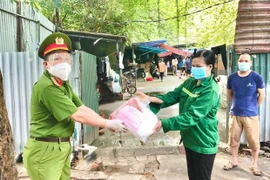 Công an phường Mai Dịch trao quà, san sẻ khó khăn với sinh viên, người lao động nghèo trong mùa dịch Covid-19