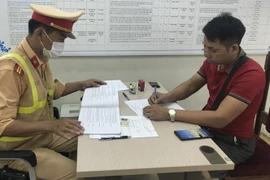 Phớt lờ tai nạn cho hành khách, lái xe 46 chỗ ngồi quay đầu trên cao tốc