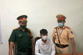 Lật mặt đối tượng giả danh trưởng khoa sản bệnh viện quân đội để qua chốt kiểm soát Covid-19