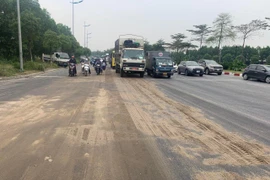 Truy tìm lái xe làm rơi dầu loang thành “bẫy” gây tai nạn cho người dân trên đường