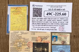 Cảnh sát giao thông phát hiện lái xe tải dán mã QR Code “luồng xanh” giả để qua chốt kiểm dịch Covid-19
