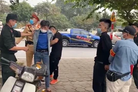 Đèo nhau trên xe máy, phi tang ma tuý khi gặp 141