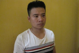 Lao xe lên vỉa hè, cướp giật của người đi bộ