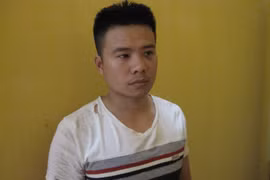 Lao xe lên vỉa hè, cướp giật của người đi bộ