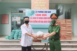 Mang gạo, nhu yếu phẩm tặng dân nghèo tại phường Lĩnh Nam, quận Hoàng Mai