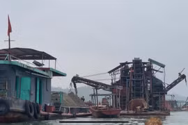 Bắt tàu khai thác cát trái phép "biến hóa" trên sông Đà