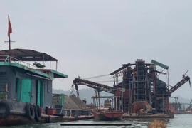 Bắt tàu khai thác cát trái phép "biến hóa" trên sông Đà