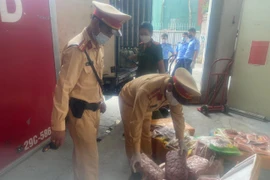 Video: CSGT và lực lượng chức năng kiểm tra 10 tấn thực phẩm bẩn vận chuyển trên cao tốc
