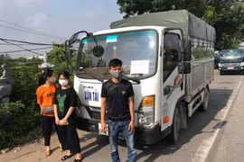 Lợi dụng xe luồng xanh để vận chuyển người qua chốt kiểm soát dịch Covid-19