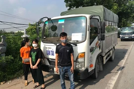 Lợi dụng xe luồng xanh để vận chuyển người qua chốt kiểm soát dịch Covid-19