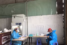 Lái xe chỉnh sửa kết quả xét nghiệm để qua chốt, CSGT yêu cầu xét nghiệm lại phát hiện dương tính với Covid-19