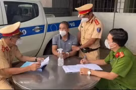 Treo biển 'xe nghĩa tình' để... thu tiền người dân về quê sau dịch Covid-19