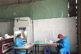 Lái xe chỉnh sửa kết quả xét nghiệm để qua chốt, CSGT yêu cầu xét nghiệm lại phát hiện dương tính với Covid-19