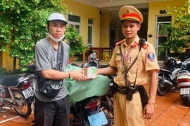 Cảnh sát giao thông tìm lại tài sản trị giá 100 triệu đồng của người đi giao hàng đánh rơi