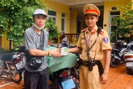 Cảnh sát giao thông tìm lại tài sản trị giá 100 triệu đồng của người đi giao hàng đánh rơi