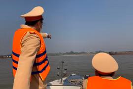 Trấn áp 'cát tặc', giữ bình yên trên những tuyến sông Thủ đô