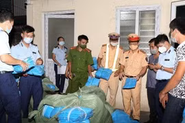 Phát hiện xe ô tô chở 16.500 bộ quần áo bảo hộ y tế không rõ nguồn gốc