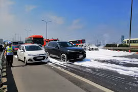 Xe ô tô 7 chỗ cháy trơ khung trên cao tốc, CSGT nhanh chóng dập lửa chống ùn tắc