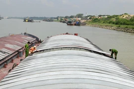 Video: Bắt giữ, khám xét đường dây buôn lậu than lớn trong mùa Covid-19