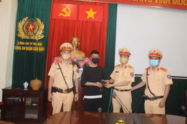 Vừa đi làm thêm được một ngày, sinh viên rơi ví và được CSGT giúp đỡ