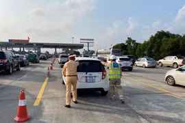 Cảnh sát giao thông đẩy xe giúp dân, chống ùn tắc trên cao tốc