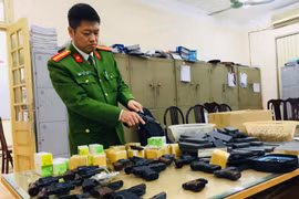 Được Công an phường vận động, Công ty chủ động giao nộp hàng trăm khẩu súng bắn đạn hơi cay
