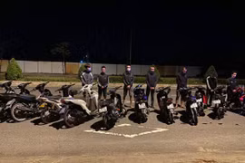 Vây bắt ổ nhóm đua xe trái phép trong đêm giữa mùa dịch Covid-19