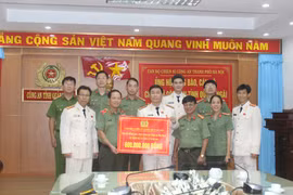 Tiếp thêm sức mạnh cho nhân dân và Công an tỉnh Quảng Ngãi đối phó với bão lũ 