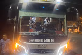 Nhận được tin nhắn 'kêu cứu', CSGT 'tóm gọn' xe khách loại 38 chỗ đang chở 95 người