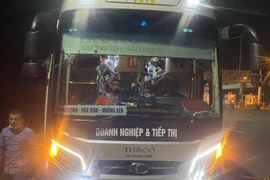 Nhận được tin nhắn 'kêu cứu', CSGT 'tóm gọn' xe khách loại 38 chỗ đang chở 95 người