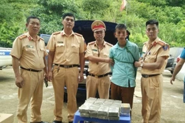Cảnh sát giao thông khống chế bắt giữ đối tượng vận chuyển 53 bánh ma túy