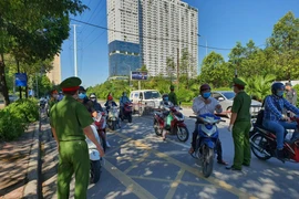 Các Tổ cơ động chống dịch của Công an Hà Nội: Kiểm soát chặt, xử lý nghiêm mọi trường hợp ra đường không đúng quy định