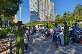 Các Tổ cơ động chống dịch của Công an Hà Nội: Kiểm soát chặt, xử lý nghiêm mọi trường hợp ra đường không đúng quy định