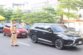 Video: Công an Hà Nội dẫn đường đưa người dân về quê sau dịch an toàn