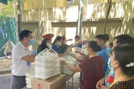 Trao hàng trăm suất cơm hỗ trợ bệnh nhân tại Viện Huyết học truyền máu Trung ương